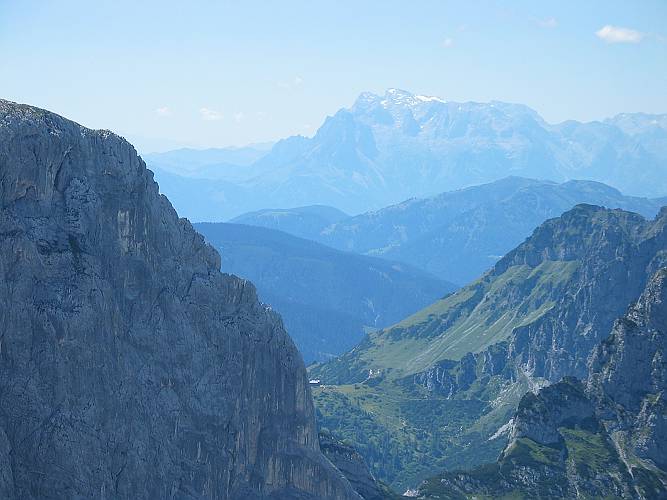 10 Hofbuerglhuette im Hintergrund der Hoch Koenig